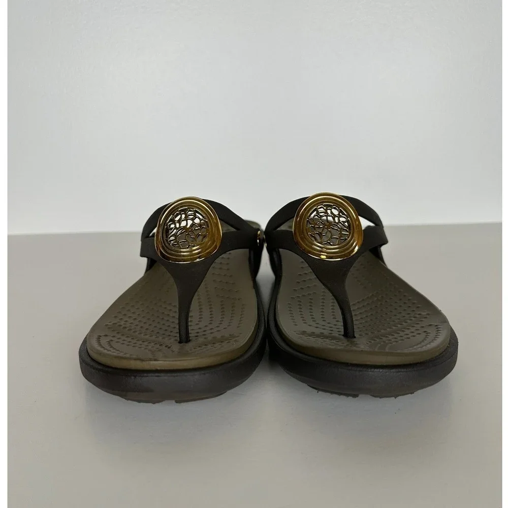 Crocs Sanrah Medallion Gold Circle Wedge Sandals Size 9 Brown Thong Flip Flops